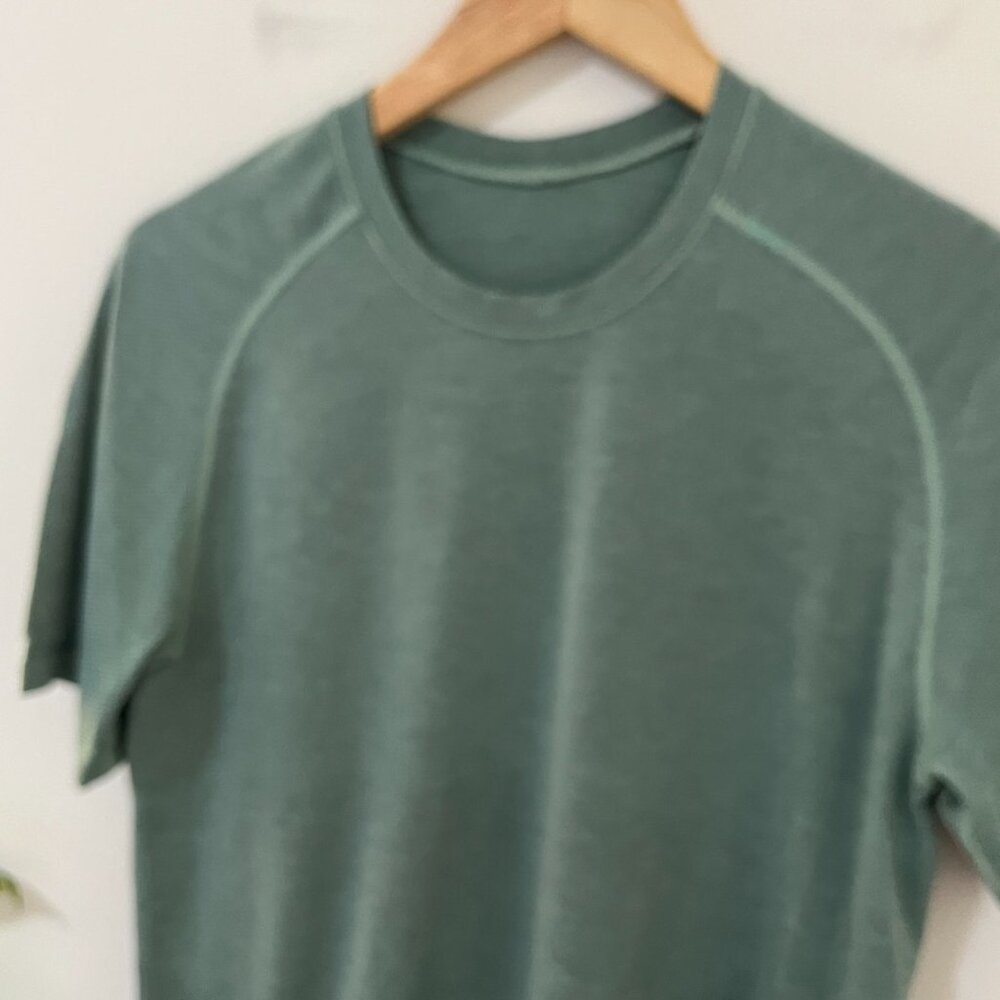 Lululemon Metal Vent Green Short Sleeve Top Size Small - Picture 2 of 5